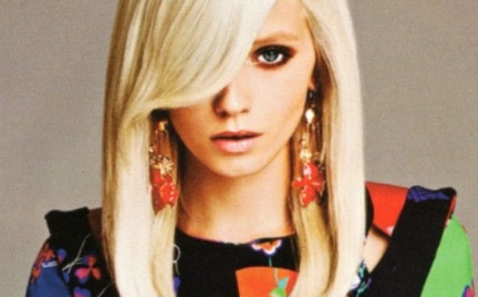 Abbey Lee Kershaw w kreacji Versace dla H M pierwsze zdjęcie